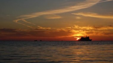 Denizin dalgaları sıçrıyor.