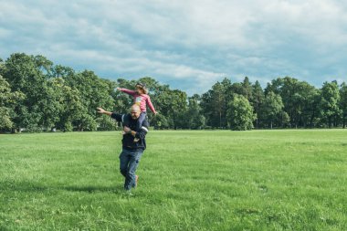 Baba kız vakit geçiriyorlar..