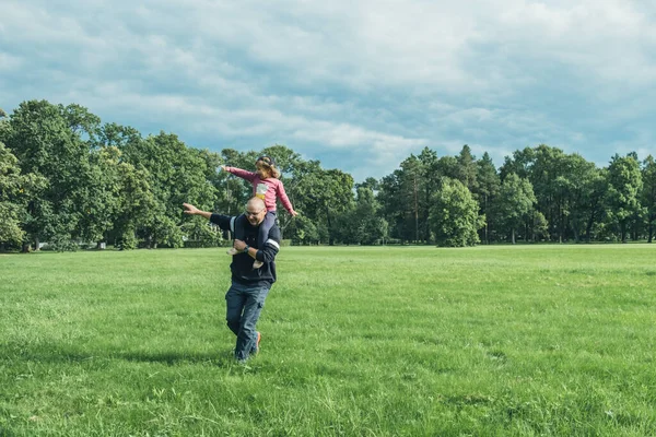 Baba kız vakit geçiriyorlar..