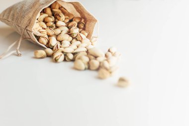 Hafif arkaplanda fıstık yığını.