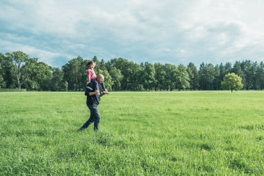 Baba kız vakit geçiriyorlar..