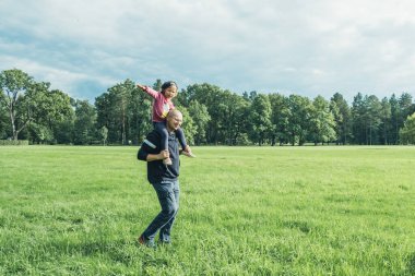 Baba kız vakit geçiriyorlar..