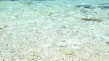 Deniz dalgaları denize vuruyor.