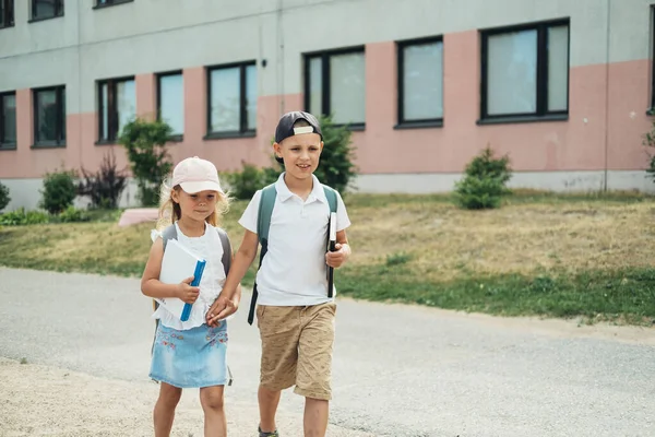 Gli studenti tornano a scuola. — Foto Stock