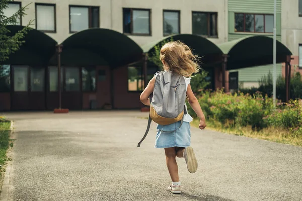 Les élèves retournent à l'école. Photos De Stock Libres De Droits