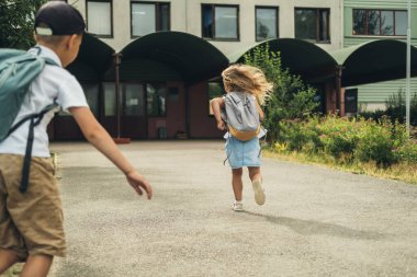 Öğrenciler okula dönüyor..