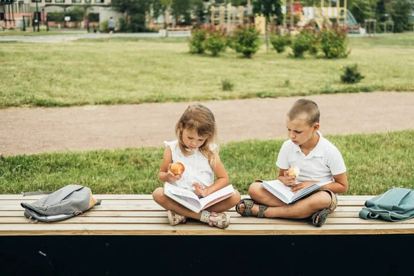 Schüler kehren zur Schule zurück. — Stockfoto