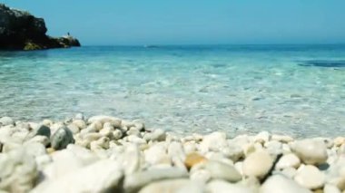 Deniz dalgaları denize vuruyor.