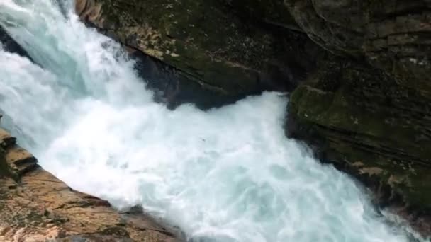 Nehir hızla akıyor.. — Stok video