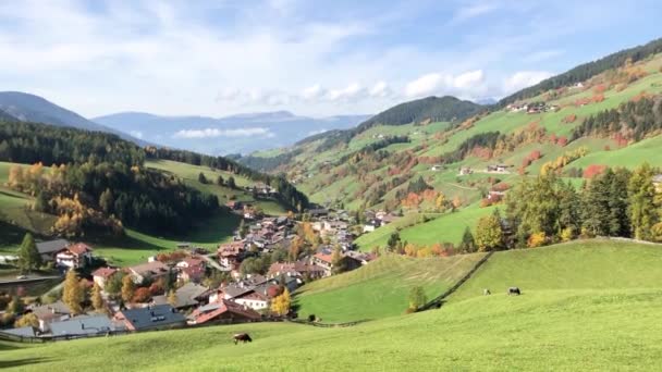 A aldeia de Santa Magdalena. — Vídeo de Stock