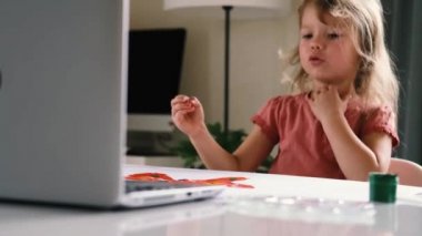 Boyaları çizen kız..