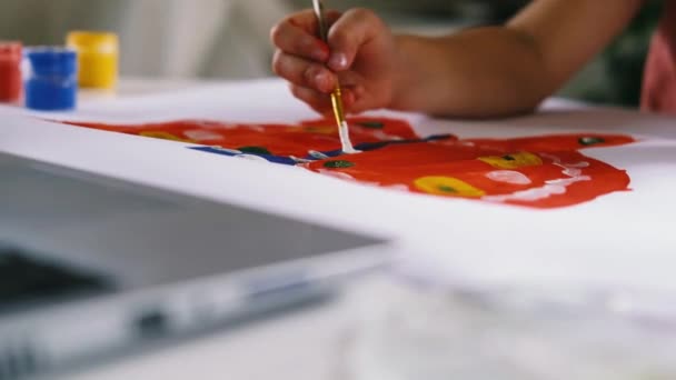 Dívka kreslí barvy. — Stock video