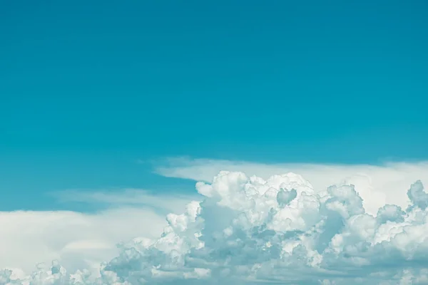 Hermoso cielo azul con nubes blancas. Fotos De Stock Sin Royalties Gratis