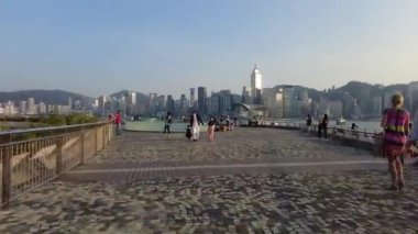 Hong Kong, Çin, 01 Kasım 2020: Güneşli bir günde Tsim Sha Tsui su cephesinde yürüyen insanlar