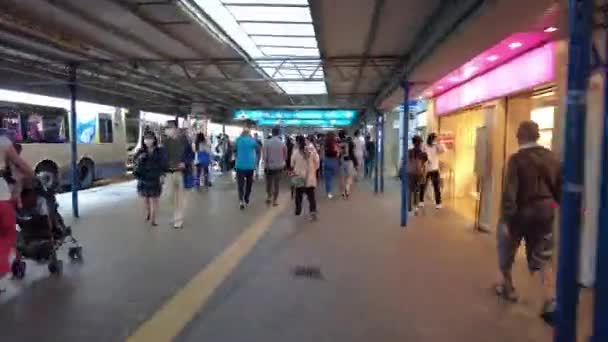 Hongkong, China, 01. November 2020: Hyperlapse Passanten an der Uferpromenade von Tsim Sha Tsui bei sonnigem Wetter — Stockvideo