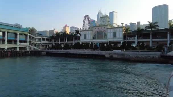 香港、中国、 2020年11月1日:ビクトリア港を横断するスターフェリーが中央桟橋から九龍へと超絶する。フェリーは人気のある交通機関です。 — ストック動画