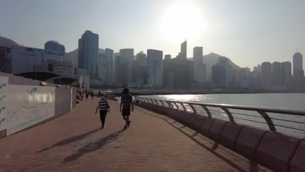 Hong Kong, Chiny, 01 listopada 2020: Hyperlapse of Wan Chai to Tamar park Widok centralny w słoneczny dzień — Wideo stockowe