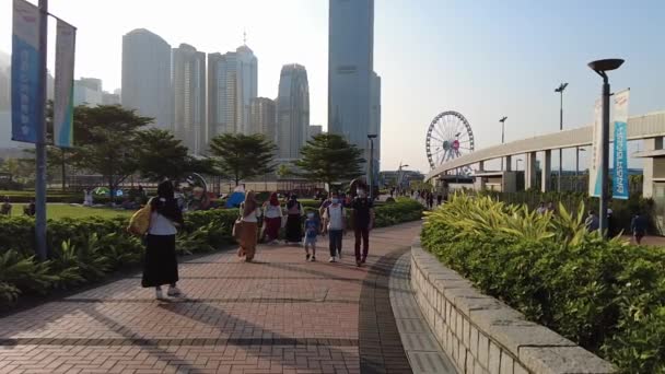 ฮ่องกง จีน 01 พฤศจิกายน ค.ศ. 2020: Slow Moiton of People in Tamar Park Central on Victoria Harbour Hong Kong , — วีดีโอสต็อก