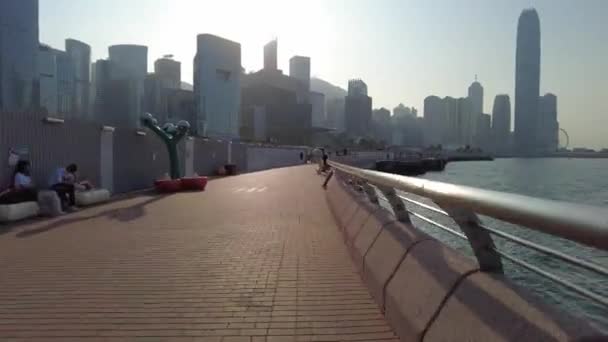 Hong Kong, Chiny, 01 listopada 2020: Hyperlapse of Wan Chai to Tamar park Widok centralny w słoneczny dzień — Wideo stockowe