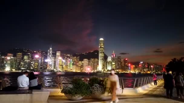 Hong Kong, Cina, 22 ottobre 2020: Timelapse of Sunset in Tsim Sha Tsui water front; gli abitanti locali si godono il tramonto sul lungomare — Video Stock
