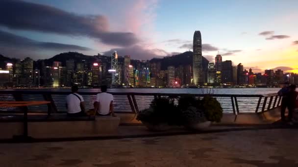 Hongkong, Kina, 22 oktober 2020: Timelapse av solnedgången i Tsim Sha Tsui vattnet; lokalbefolkningen njuta av solnedgången vid vattnet — Stockvideo