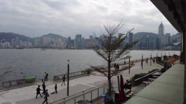 Hong Kong, Çin, 19 Ocak 2021: Hong Kong, Tsim Sha Tsui 'deki Victoria Limanı' nda aşırı insan kaybı