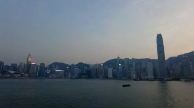 Hong Kong, Çin, 19 Ocak 2021: Günbatımında Hong Kong Victoria Limanı 'nın hiperlapse videosu, Victoria Limanı' nın muhteşem bir görüntüsünü sunuyor..