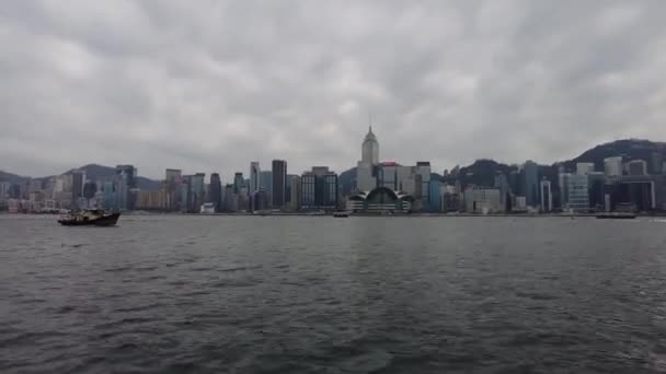 Hong Kong, China, 19 ene 2021: Hiper lapso de personas en el muelle de Victoria Harbour en Hong Kong Tsim Sha Tsui — Vídeos de Stock