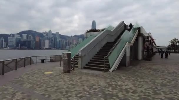 Hong Kong, China, 19 de janeiro de 2021: Hiper-lapso de pessoas em Victoria Harbour waterfront em Hong Kong Tsim Sha Tsui — Vídeo de Stock