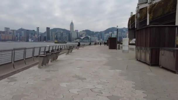 Χονγκ Κονγκ, Κίνα, 19 Ιανουαρίου 2021: Υπέρπτωση των ανθρώπων στην προκυμαία Victoria Harbour στο Χονγκ Κονγκ Tsim Sha Tsui — Αρχείο Βίντεο