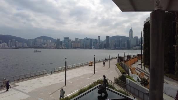 香港，2021年1月19日：尖沙咀维多利亚港海滨区人口超常流动 — 图库视频影像