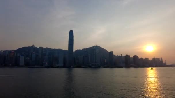 Hong Kong, China, 19 ene 2021: Hyperlapse video of Hong Kong Victoria Harbour at sunset; Ofrece una vista espectacular del puerto de Victoria. — Vídeo de stock