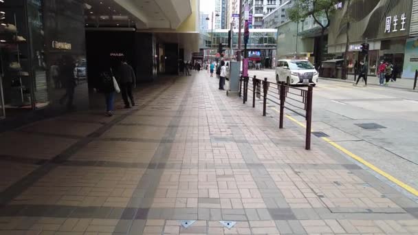Hong Kong, Chine, 19 Jan 2021 : Mouvement lent des gens marchent dans Canton Road, Tsim Sha Tsui. Tsim Sha Tsui est l'un des principaux centres commerciaux de Hong Kong. — Video