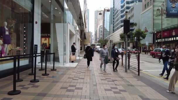 中国香港，2021年1月19日：人民在尖沙咀广东道慢行。尖沙咀是香港主要购物区之一. — 图库视频影像