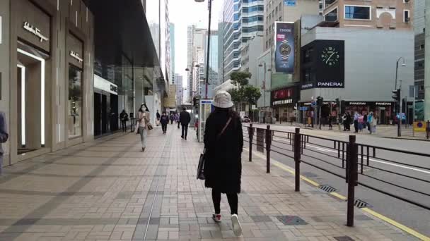 Hong Kong, China, 19 ene 2021: Slow motion of People walk in Canton Road, Tsim Sha Tsui. Tsim Sha Tsui es una de las principales zonas comerciales de Hong Kong. — Vídeos de Stock