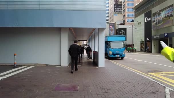 香港、中国、 2021年1月19日:人々のスローモーションカントンロード、尖沙咀を歩く。尖沙咀は香港の主要なショッピングエリアの1つです。. — ストック動画