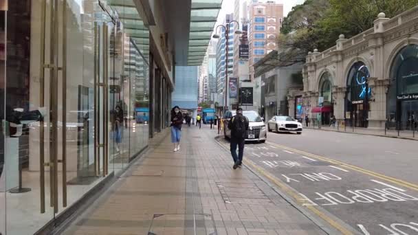 Χονγκ Κονγκ, Κίνα, 19 Ιαν 2021: Αργή κίνηση των ανθρώπων με τα πόδια στην Canton Road, Tsim Sha Tsui. Tsim Sha Tsui είναι μία από τις μεγαλύτερες εμπορικές περιοχές στο Χονγκ Κονγκ. — Αρχείο Βίντεο
