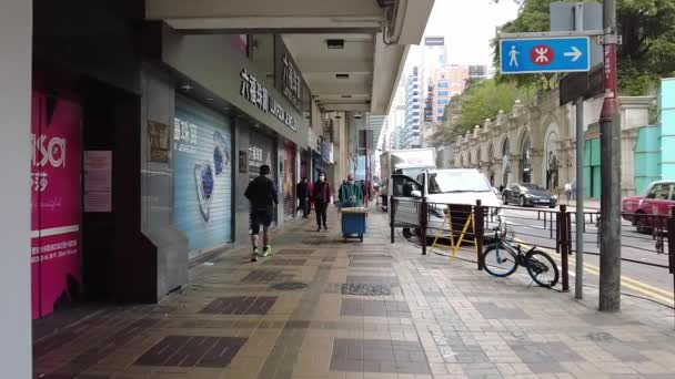 Hong Kong, Cina, 19 gennaio 2021: Il rallentatore delle persone cammina in Canton Road, Tsim Sha Tsui. Tsim Sha Tsui è una delle principali aree commerciali di Hong Kong. — Video Stock