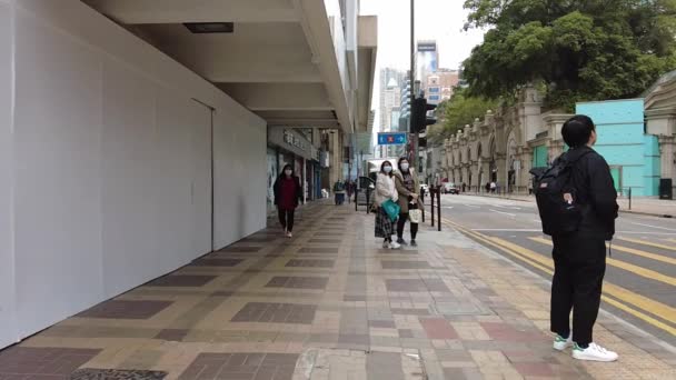 Hong Kong, China, 19 ene 2021: Slow motion of People walk in Canton Road, Tsim Sha Tsui. Tsim Sha Tsui es una de las principales zonas comerciales de Hong Kong. — Vídeos de Stock