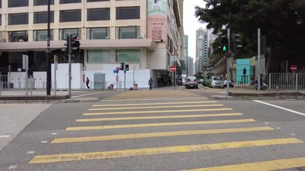 Hong Kong, China, 19 ene 2021: Slow motion of People walk in Canton Road, Tsim Sha Tsui. Tsim Sha Tsui es una de las principales zonas comerciales de Hong Kong. — Vídeos de Stock