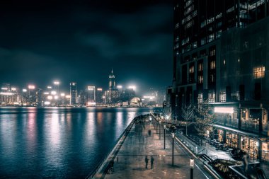 Hong Kong Victoria Limanı 'ndaki şehir manzarası. 