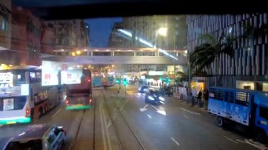 Hong Kong, Çin, 12 Mart 2020: Timelapse gece çift katlı tramvaydan Hong Kong caddesine bakıyor. Hiperlapse