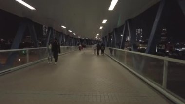 İş bölgesindeki yaya köprüsündeki kalabalığın aşırı hızlı görüntüsü. Geceleri Hong Kong 'un merkezi.;