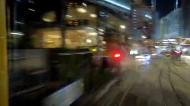 Hong Kong, Çin, 12 Mart 2020: Timelapse gece çift katlı tramvaydan Hong Kong caddesine bakıyor. Hiperlapse