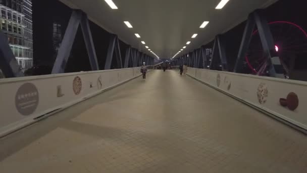 Hong Kong, China, 12 maart 2020: Hyperlapse beeld van drukke menigte op voetgangersbrug in een zakendistrict. Centraal van Hong Kong 's nachts; — Stockvideo