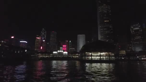 超高層ビル群星フェリーからの夜の香港スカイラインの眺め — ストック動画