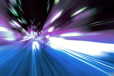 Şehirdeki gece trafiği ışıklarının soyut görüntüsü