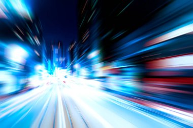 Şehirdeki gece trafiği ışıklarının soyut görüntüsü