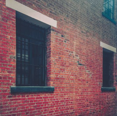 Eski pencere ve kırmızı duvar, eski tarz