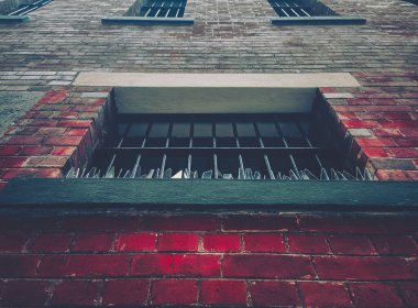 Eski pencere ve kırmızı duvar, eski tarz